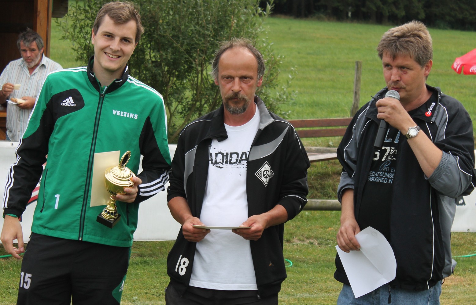 Hüsten's Mannschaftskapitän Thomas Köhler (links) nahm den Preis zum zweiten Platz entgegen.
